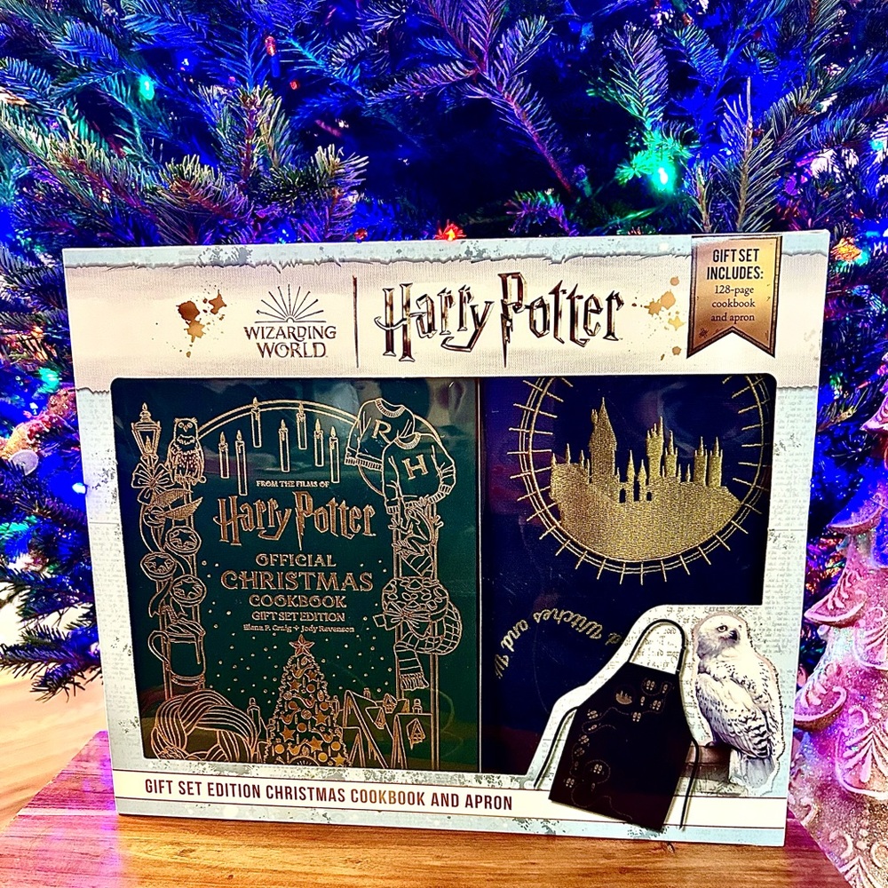 NEW VHTF Harry Potter Gift Set Edition Christmas Cookbook and Apron